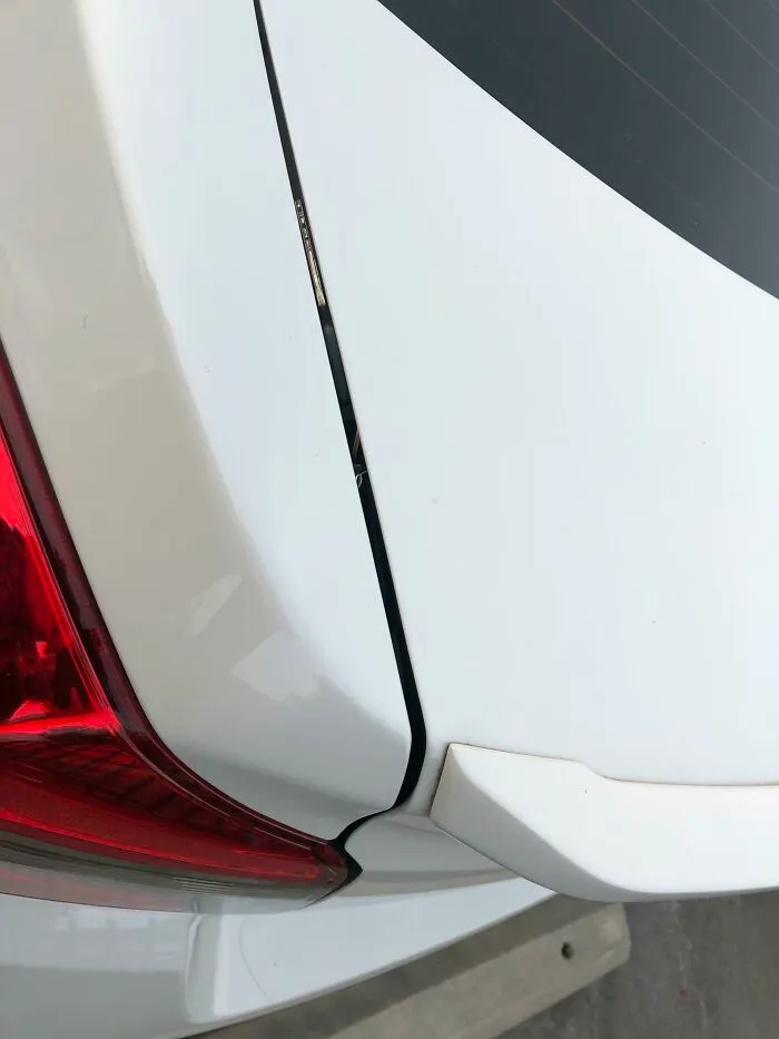 Veis eso plateado? Son las llaves de mi coche atrapadas en el hueco del maletero