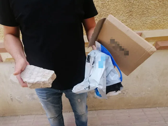 Se compró un smartphone por internet y recibió una piedra