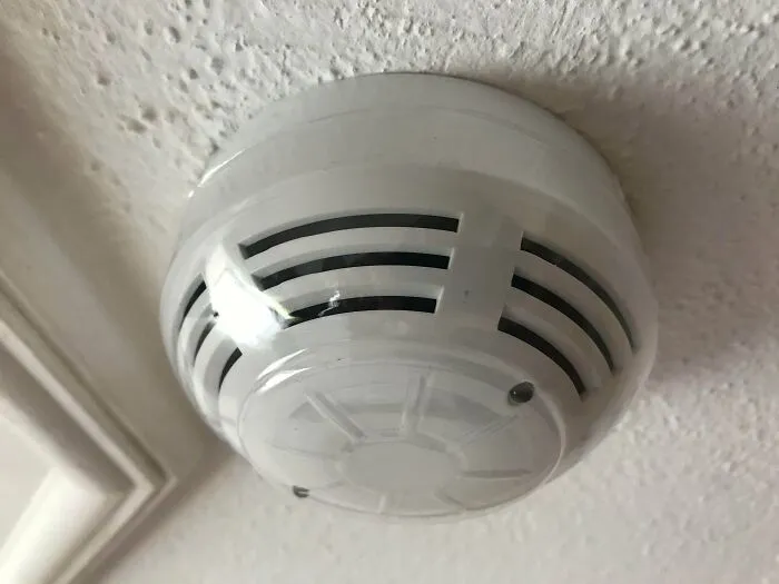 Este hotel no les ha quitado el plástico a las alarmas antihumo para que parezcan nuevas más tiempo