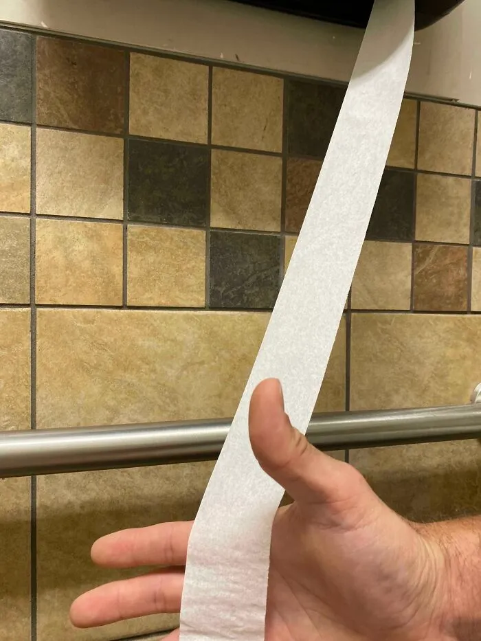 Papel higiénico de una gasolinera con el ancho de un iPod