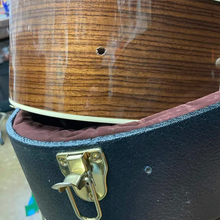 Han venido a instalarme el cable y han taladrado un agujero que ha perforado la pared, el armario, la funda de la guitarra y la guitarra