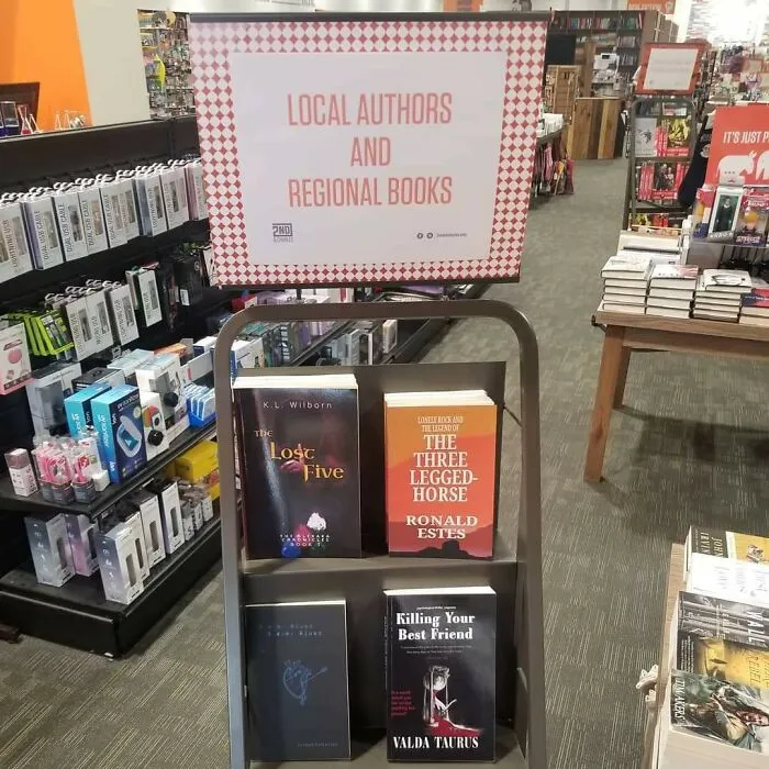 La semana pasada, pedí a una librería local que añadiera la sección "Autor local". Lo hicieron. Todo el mundo estaba en la estantería menos yo