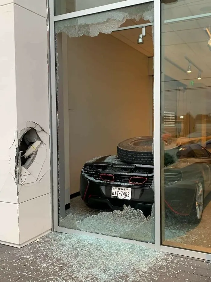 Un camión perdió una rueda y acabó en este concesionario de Mclaren
