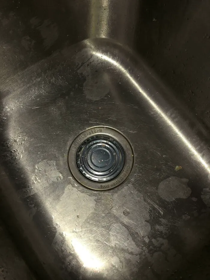 Se me cayó mi lata llena de atún en el desagüe