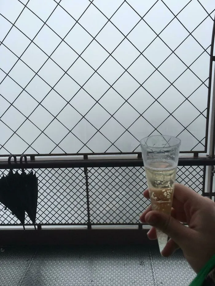 Mi esposa y yo fuimos a la torre Eiffel por nuestra luna de miel