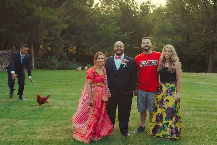 Las fotos de boda de mi hermano. Soy el que persigue a la gallina