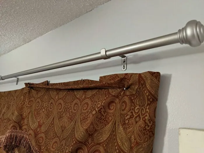 He instalado nuevas barras para colgar cortinas en el piso que alquilo, pero los inquilinos han creído necesario clavar las cortinas a la pared