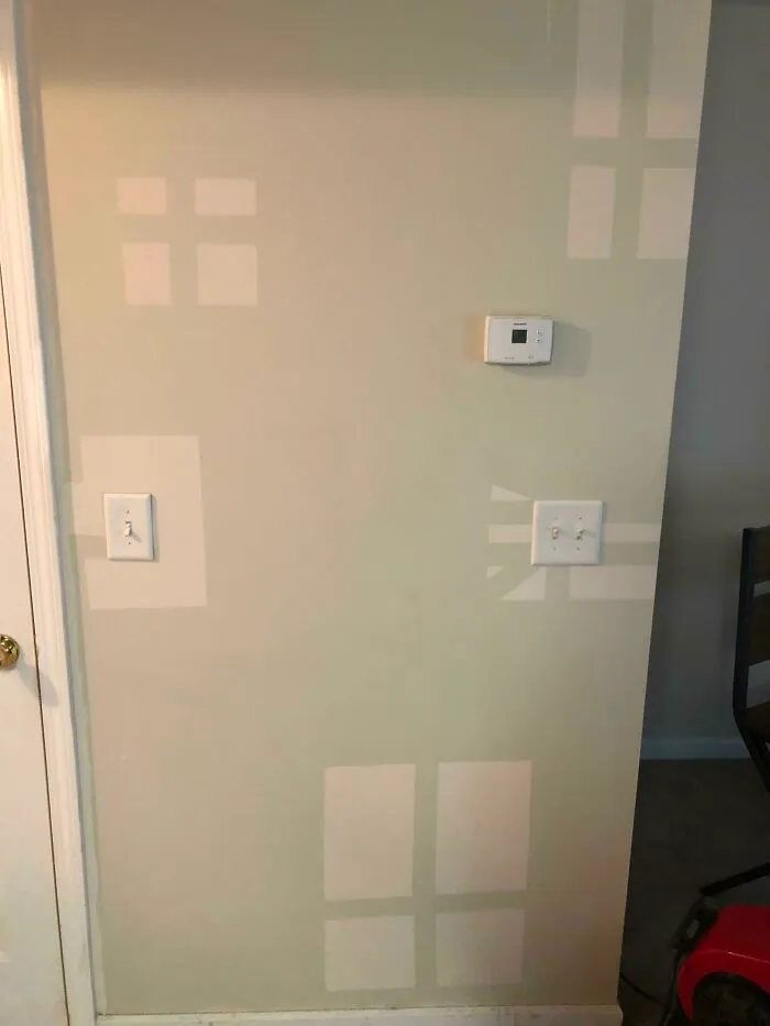 Estos reflejos de ventanas están pintados en la pared