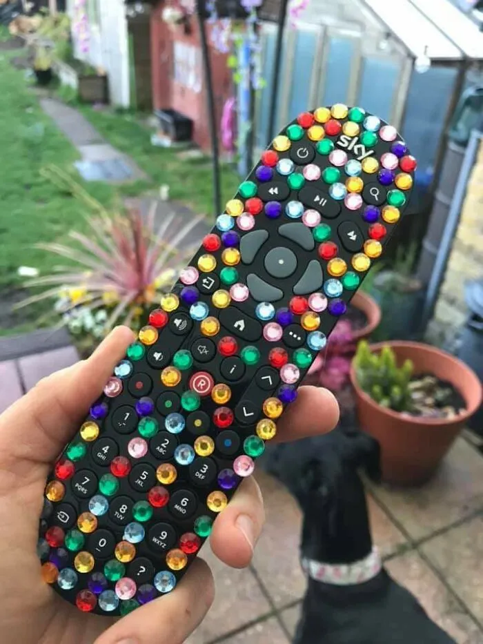 Mi hija de 9 años ha adornado el mando a distancia. Es muy bonito, pero cuesta encontrar los botones