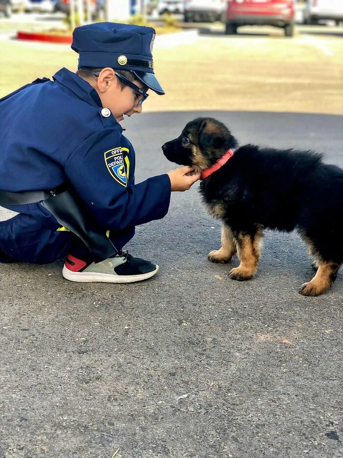 Adoptamos a nuestro hijo cuando tenía 2 años y medio después de fallecer sus padres. Sueña con ser policía de la sección K9. Esta es su nueva amiga, Jovi