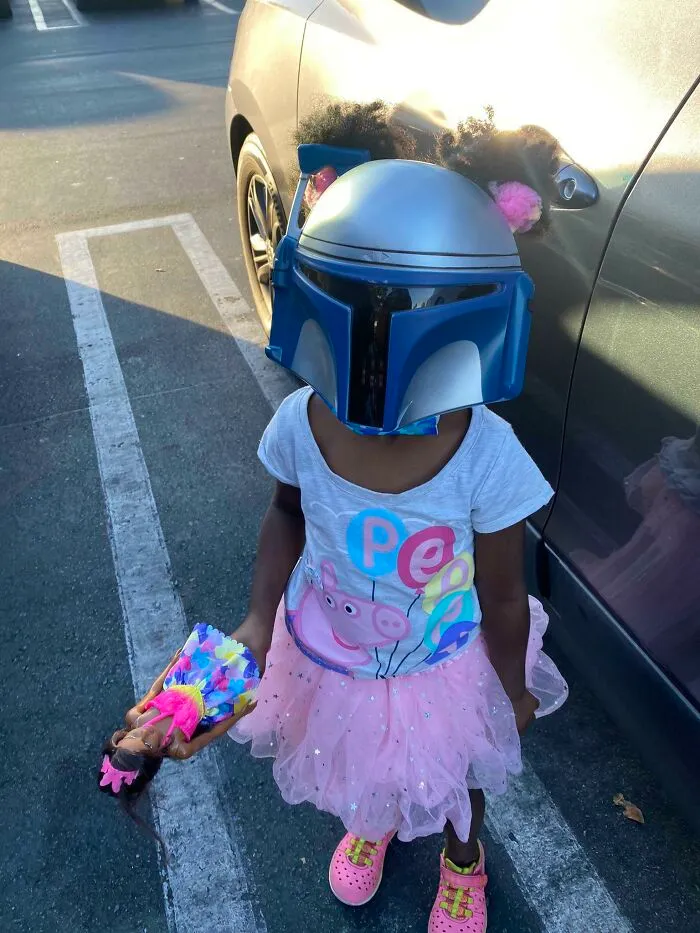 Le dijo a su hija que se pusiera la mascarilla para ir con ella a la tienda. Se ha puesto esto