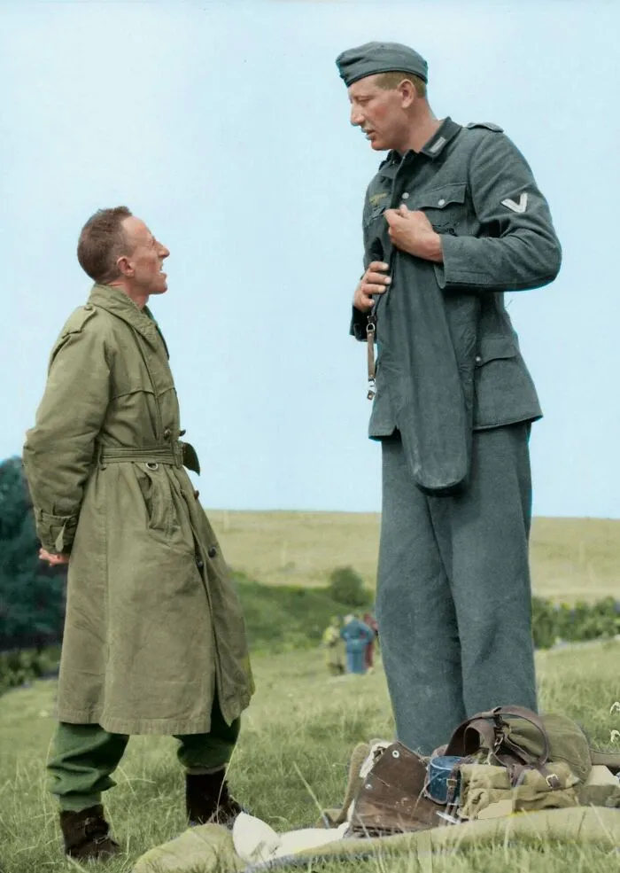 7'3'' (221cm) Jakob Nacken, The Tallest Nazi Soldier Ever Chatting With 5'3'' (160cm) Canadian Corporal Bob Roberts After Surrendering To Him Near Calais, France In September Of 1944