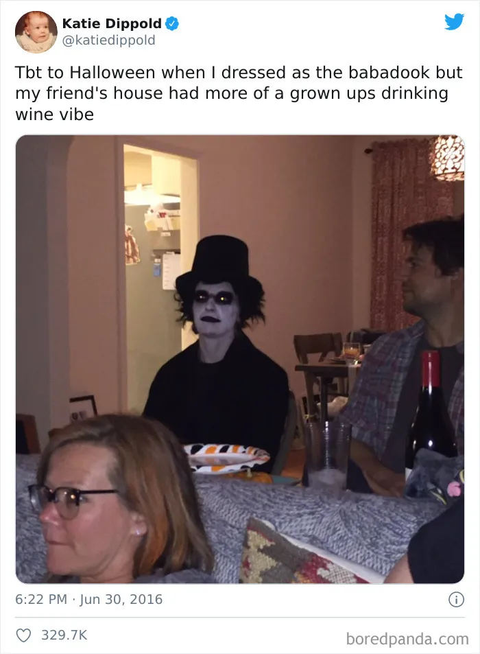 Ese Halloween que me disfracé de Babadook pero en casa de mis amigos preferían ir de adultos bebiendo vino