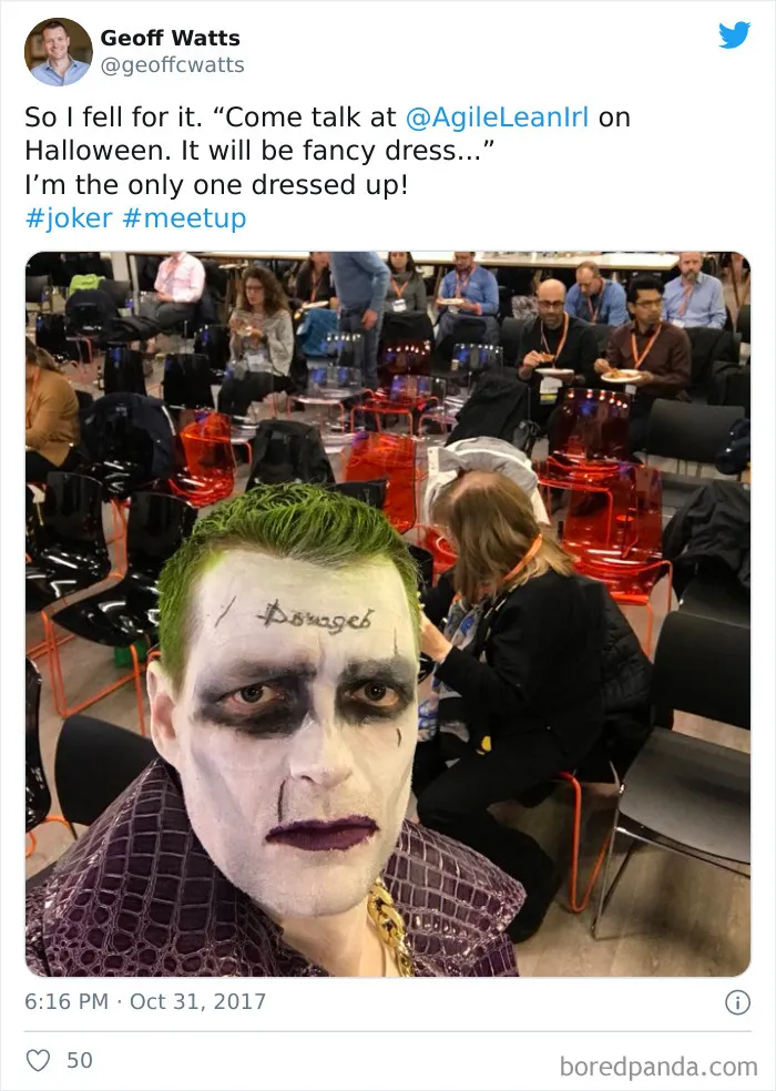 He caído. "Ven a hablar en Halloween, iremos disfrazados..." Solo me disfracé yo