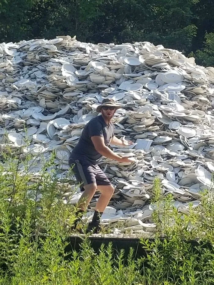 Iba de acampada en Pensilvania y encontré una montaña de platos y tazas en medio del bosque