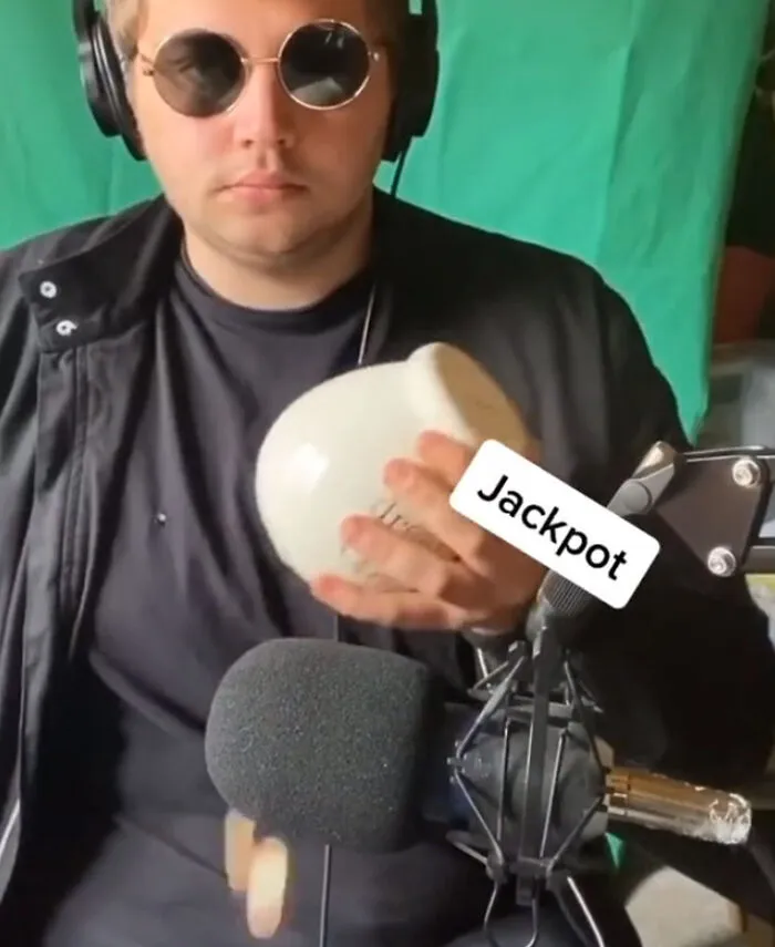 30 Movie Sound Effects Recreated Using Simple Household Objects By A Foley Artist On TikTok