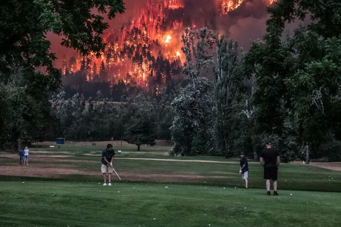 Oregon Fires Next To A Golf Course