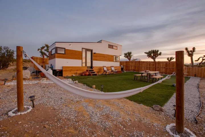 Modern Tiny House On Wheels And Off-Grid In The Desert, Tour.