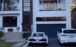 Guy Goes To Expensive Homes And Asks Strangers What They Do For A Living And It’s Getting A Lot Of Attention (23 Pics)