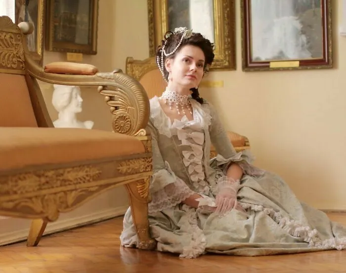 This Young Woman Dresses Like It’s The 19th Century Every Day (40 Pics)
