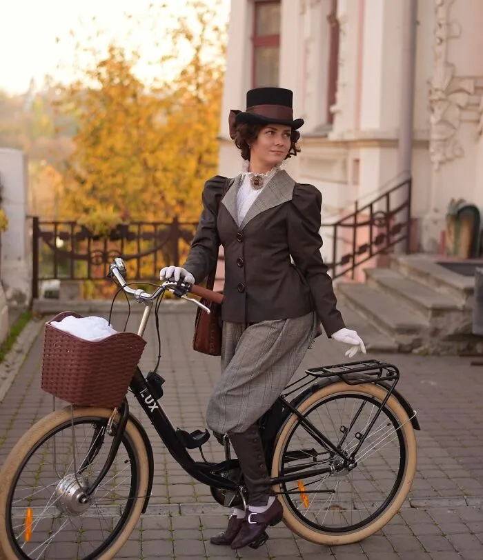 This Young Woman Dresses Like It’s The 19th Century Every Day (40 Pics)
