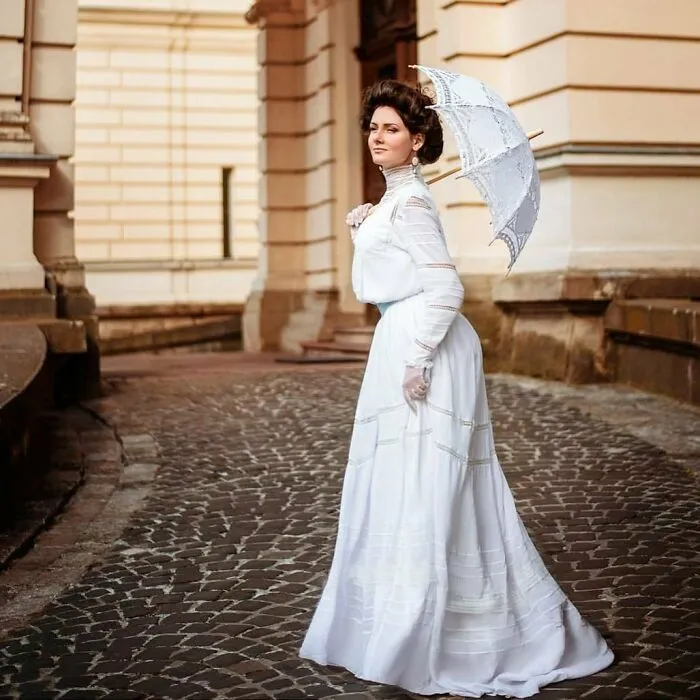 This Young Woman Dresses Like It’s The 19th Century Every Day (40 Pics)
