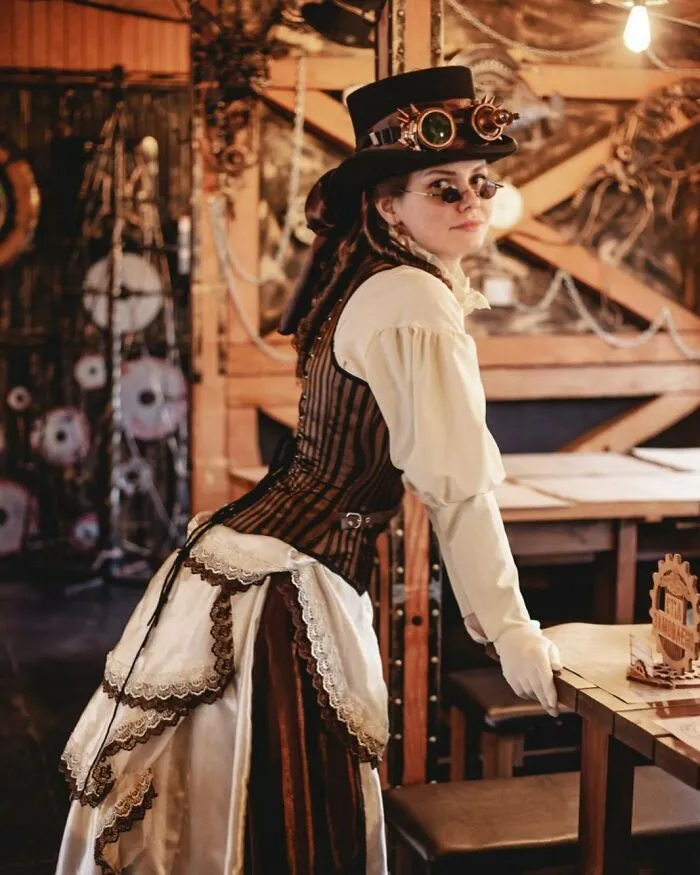 This Young Woman Dresses Like It’s The 19th Century Every Day (40 Pics)