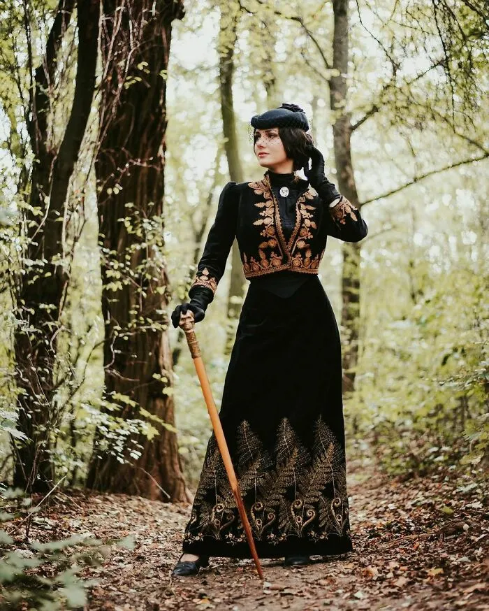 This Young Woman Dresses Like It’s The 19th Century Every Day (40 Pics)
