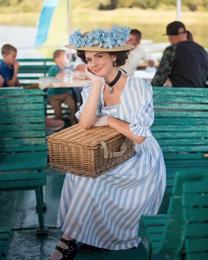 This Young Woman Dresses Like It’s The 19th Century Every Day (40 Pics)