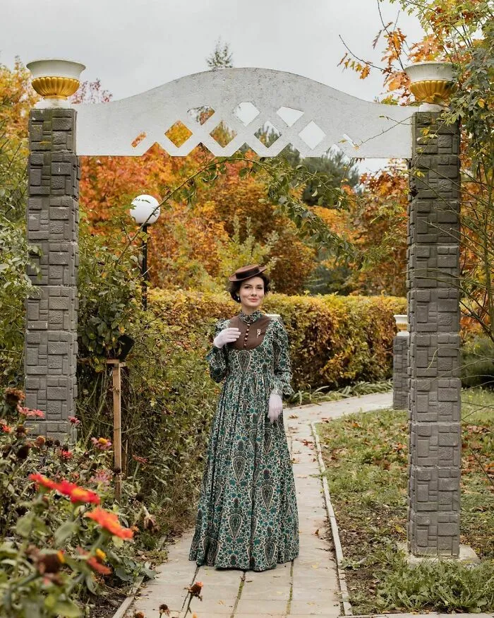 This Young Woman Dresses Like It’s The 19th Century Every Day (40 Pics)
