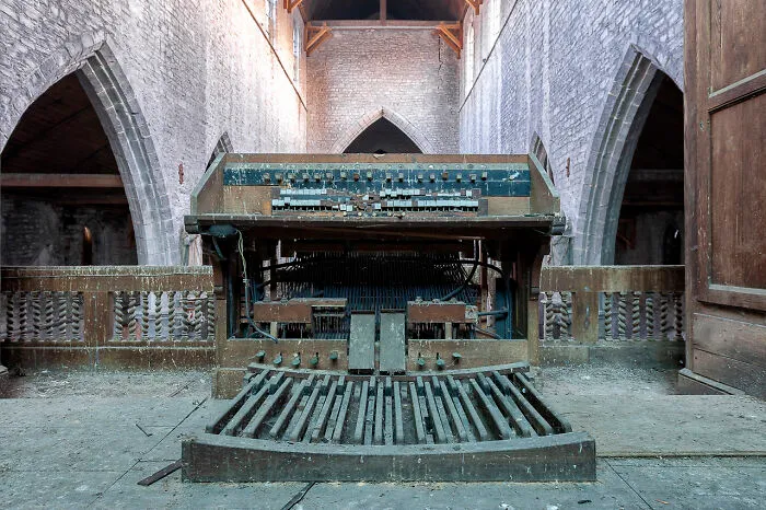 In Your Villainous Memory / 13th, 15th, And 18th-Century Church, Belgique, Hainaut