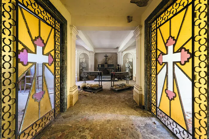 The Punishment / 20th-Century Crypt, Italy, Liguria Region