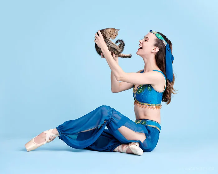 The Muttcracker: Ballet Dancers Dance With Dogs And Cats Who Are Waiting To Get Adopted (50 Pics)