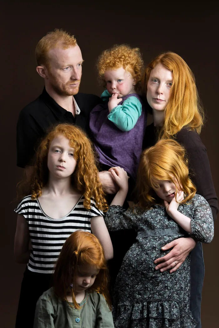 Steven Mckay, Esther, Rebecca (Madre), Chloe, Lois y Abigail, Escocia