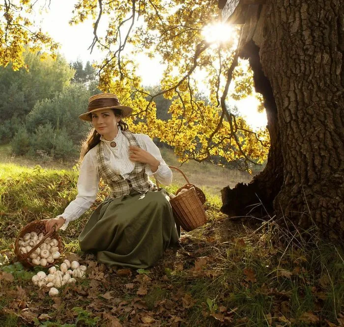 This Young Woman Dresses Like It’s The 19th Century Every Day (40 Pics)