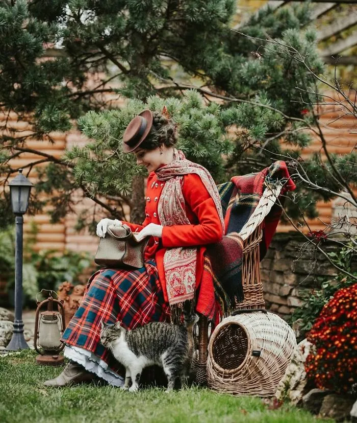 This Young Woman Dresses Like It’s The 19th Century Every Day (40 Pics)