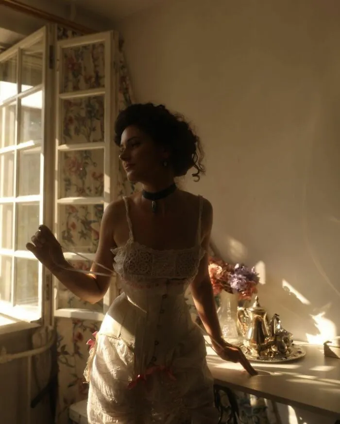 This Young Woman Dresses Like It’s The 19th Century Every Day (40 Pics)