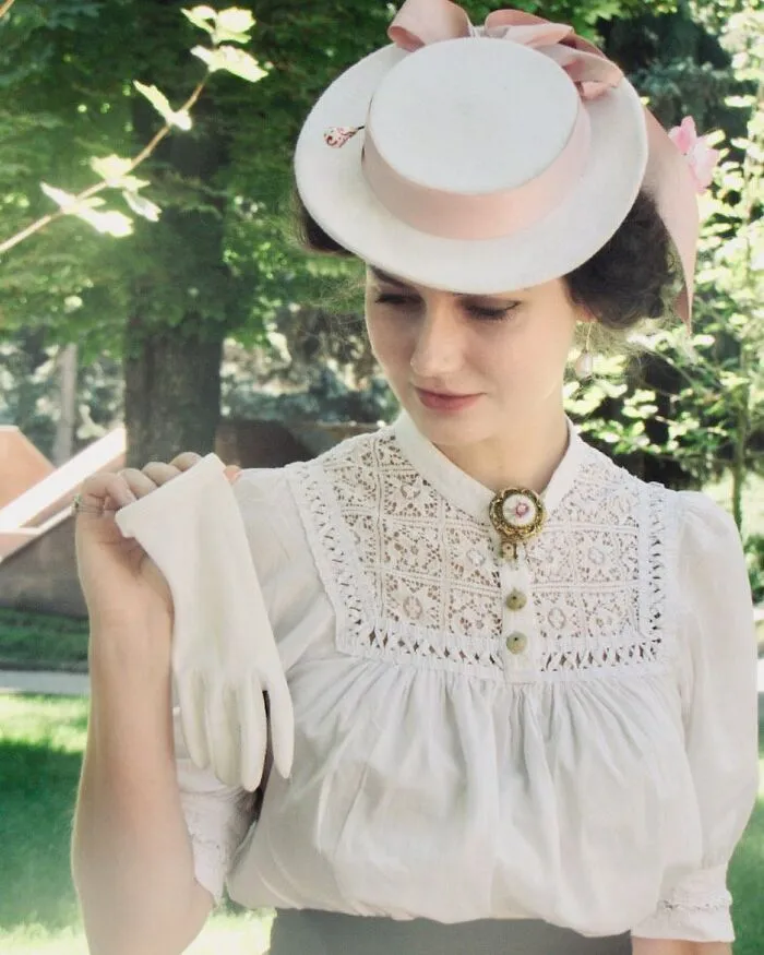 This Young Woman Dresses Like It’s The 19th Century Every Day (40 Pics)