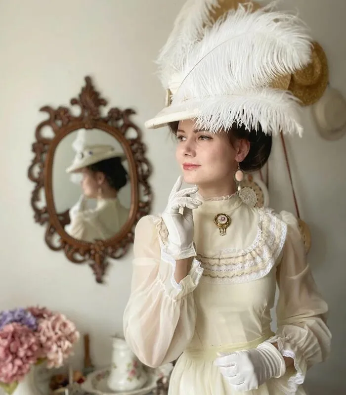 This Young Woman Dresses Like It’s The 19th Century Every Day (40 Pics)