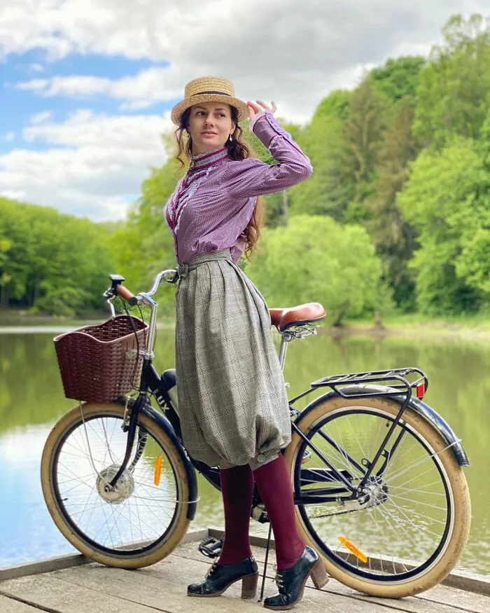 This Young Woman Dresses Like It’s The 19th Century Every Day (40 Pics)