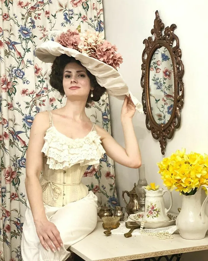 This Young Woman Dresses Like It’s The 19th Century Every Day (40 Pics)