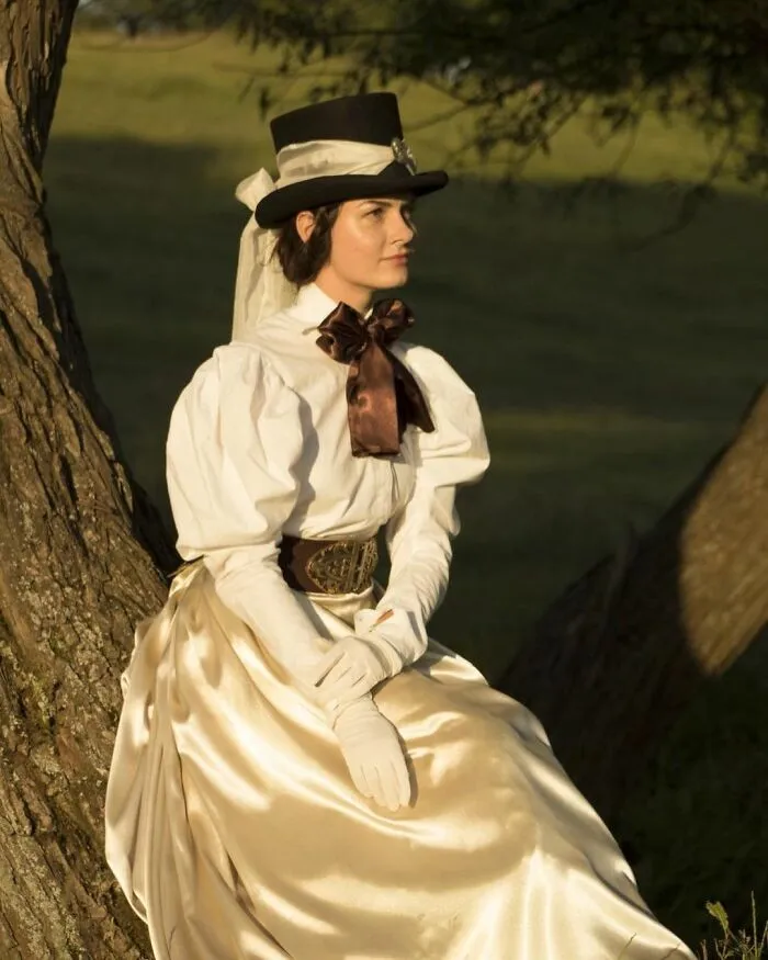 This Young Woman Dresses Like It’s The 19th Century Every Day (40 Pics)