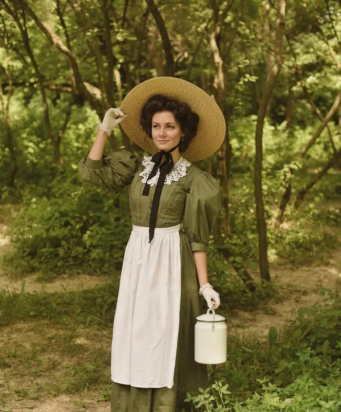 This Young Woman Dresses Like It’s The 19th Century Every Day (40 Pics)