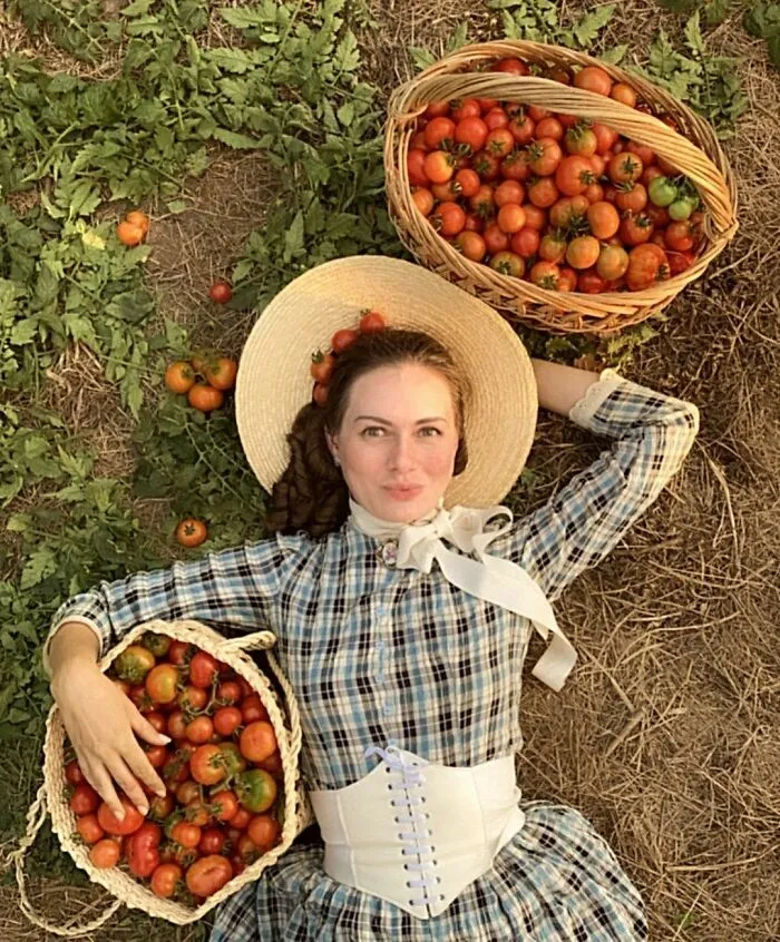 This Young Woman Dresses Like It’s The 19th Century Every Day (40 Pics)