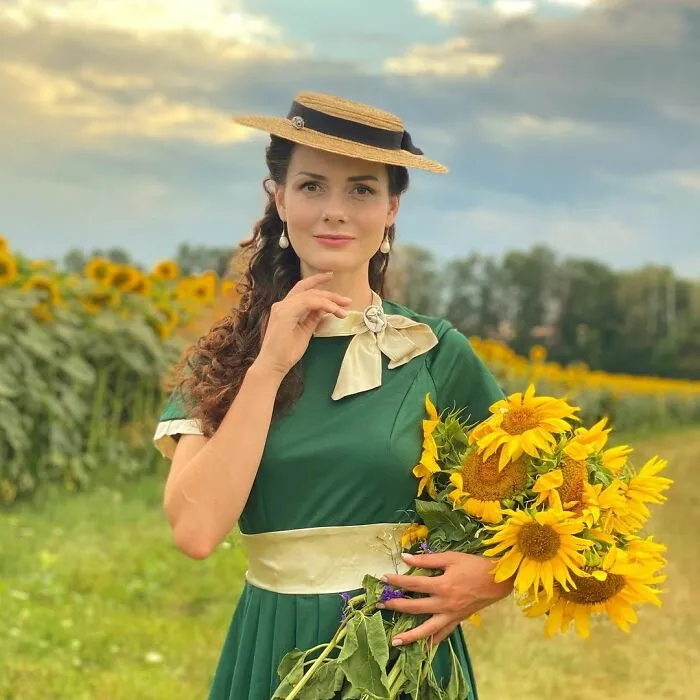 This Young Woman Dresses Like It’s The 19th Century Every Day (40 Pics)