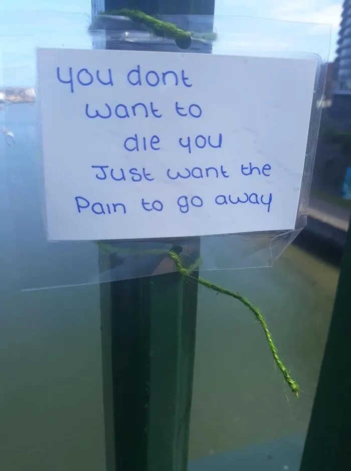 Charity Puts Up Anti-Suicide Sign On Bridge That People “Vandalized” With Positivity, Turns Out Brits Love To Do That (35 Pics)