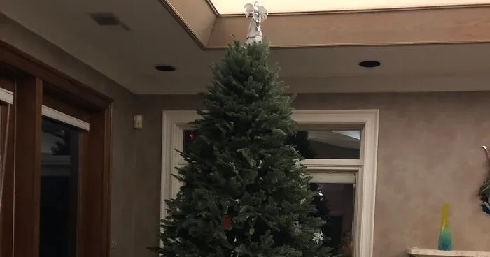 415K People On Twitter Are Cracking Up At The Way This 4 Y.O. Toddler Decorated Her Grandma's Christmas Tree
