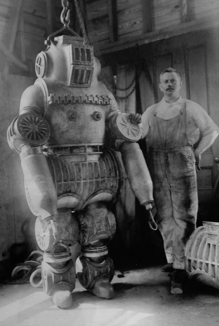 1911: Chester Mcduffee y su traje de buceo de aleación de aluminio. Pesaba 200 kilos