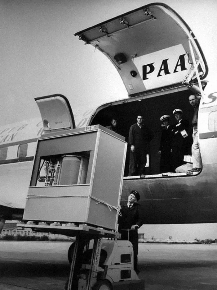 Disco duro de 5 megas siendo cargado en un avión, 1956