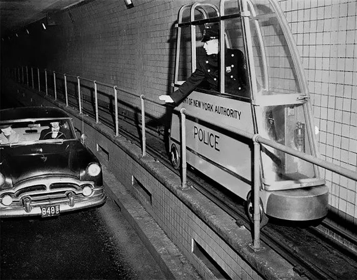 En 1955 se instaló este minitren en el túnel Holland de Nueva York para vigilar el tráfico